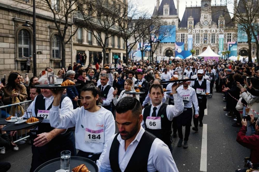 Ratusan Waiters Ikut Lomba di Paris