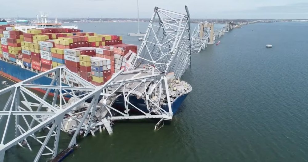 Jembatan di AS Rubuh Ditabrak Kapal Kargo