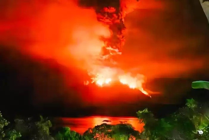 Erupsi Gunung Ruang di Sulawesi Utara