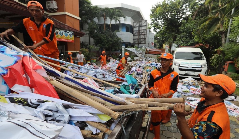 Tumpukan Sampah Alat Peraga Kampanye