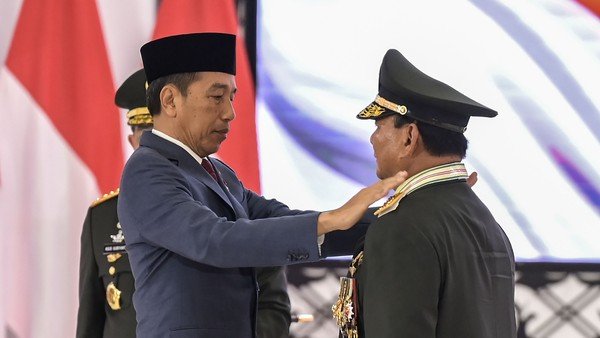 Jokowi Beri Pangkat Jenderal Kehormatan Kepada Prabowo
