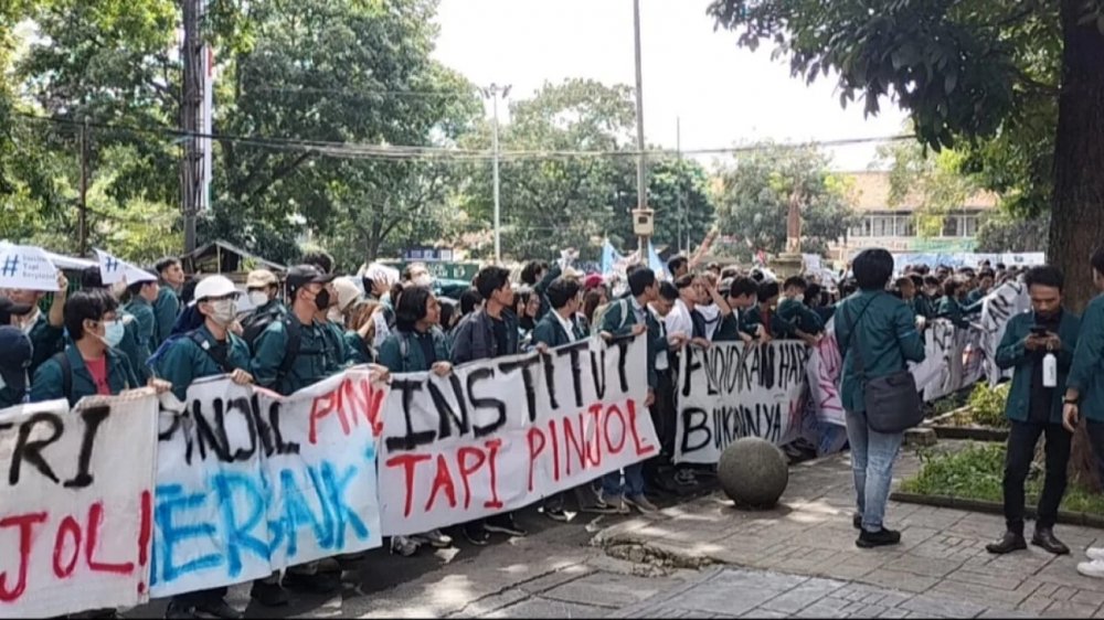 Aksi Mahasiswa ITB Protes Pinjol Untuk UKT