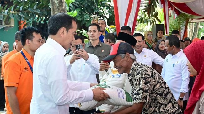Presiden Jokowi Berbagi Bansos di Masa Pemilu