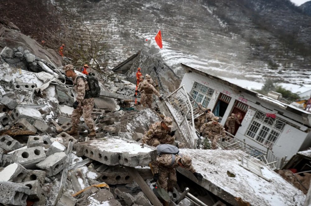 Tanah Longsor & Gempa Bumi di China