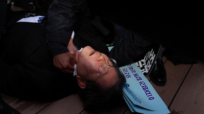 Pemimpin Oposisi Korea Selatan Ditikam