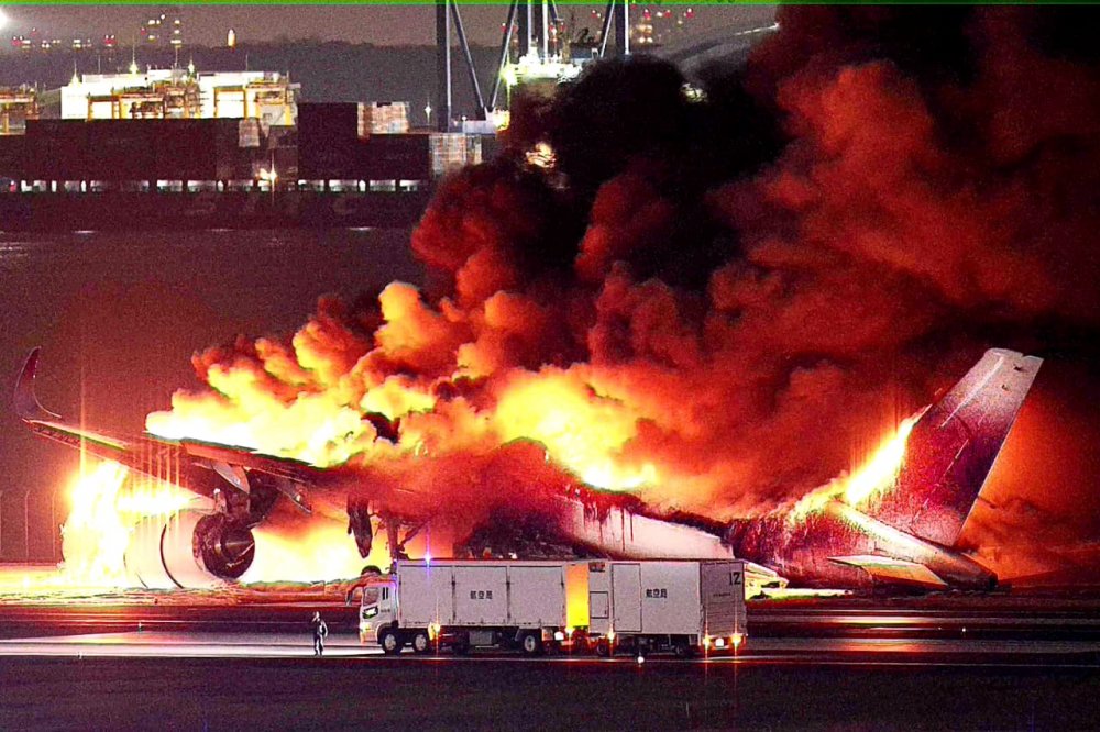 Tabrakan Pesawat di Bandara Haneda Tokyo