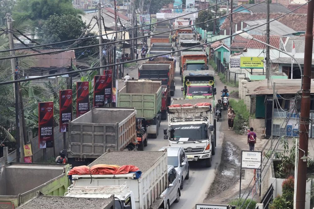 Supir Truk Tambang Demo di Bogor