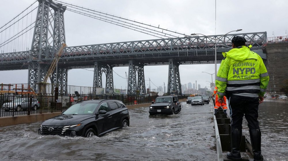 Curah Hujan Tinggi di New York Sebabkan Banjir