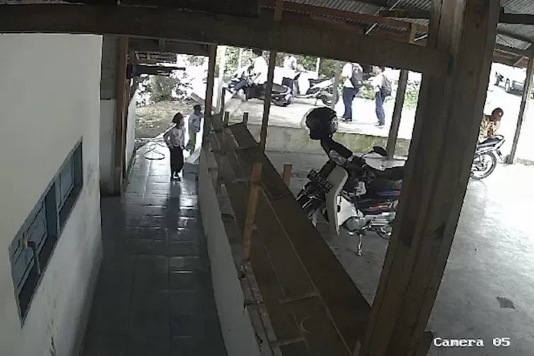 Siswa SD Tewas Tertimpa Tembok Roboh Karena Dihantam Motor