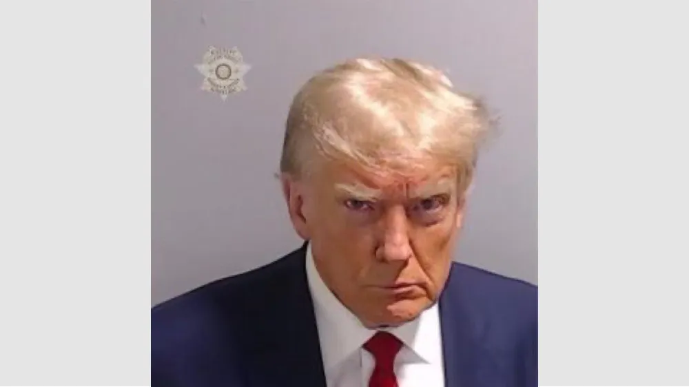 Donald Trump Menyerahkan Diri ke Penjara