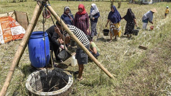 Kekeringan Masih Terjadi di Beberapa Wilayah Indonesia, Badai Tropis Hillary Melanda Amerika, Wacana Bersatunya Anies & Ganjar di Pilpres 2024, Videotron di Irak Diretas Tampilkan Video Porno