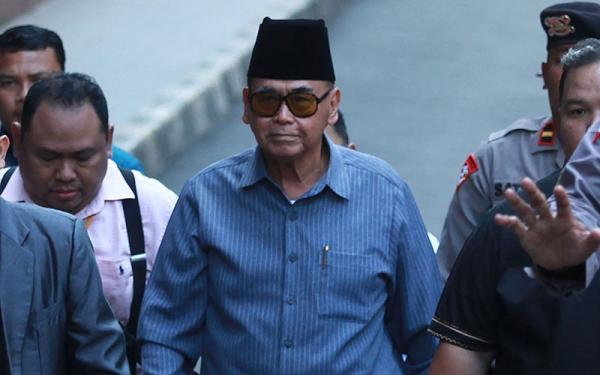 Panji Gumilang Ditetapkan Sebagai Tersangka, Dakwaan Baru Donald Trump, 8 Orang Penambang Emas Hilang di Banyumas, Beruang Madu Berdiri Tegak Hebohkan Warga