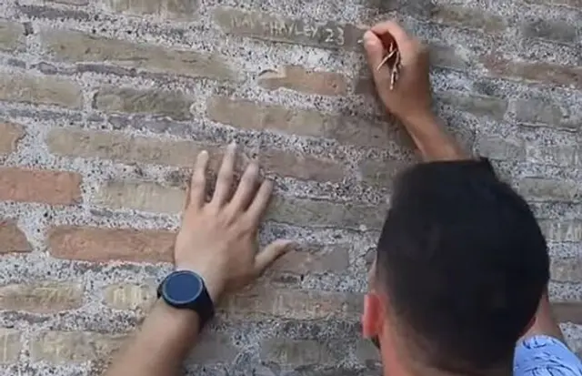 Coret Tembok Colosseum, Roma Terancam Penjara