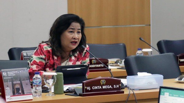 Anggota DPRD DKI Jakarta Main Game Saat Rapat