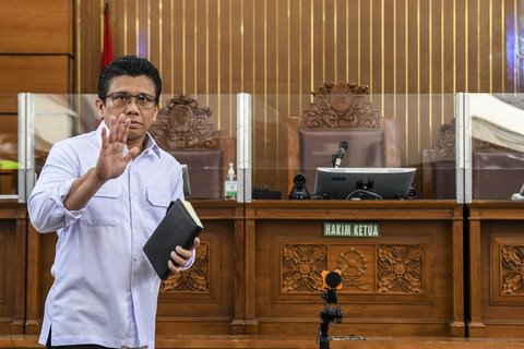 Beredar Foto Ferdy Sambo Santai di Rumahnya