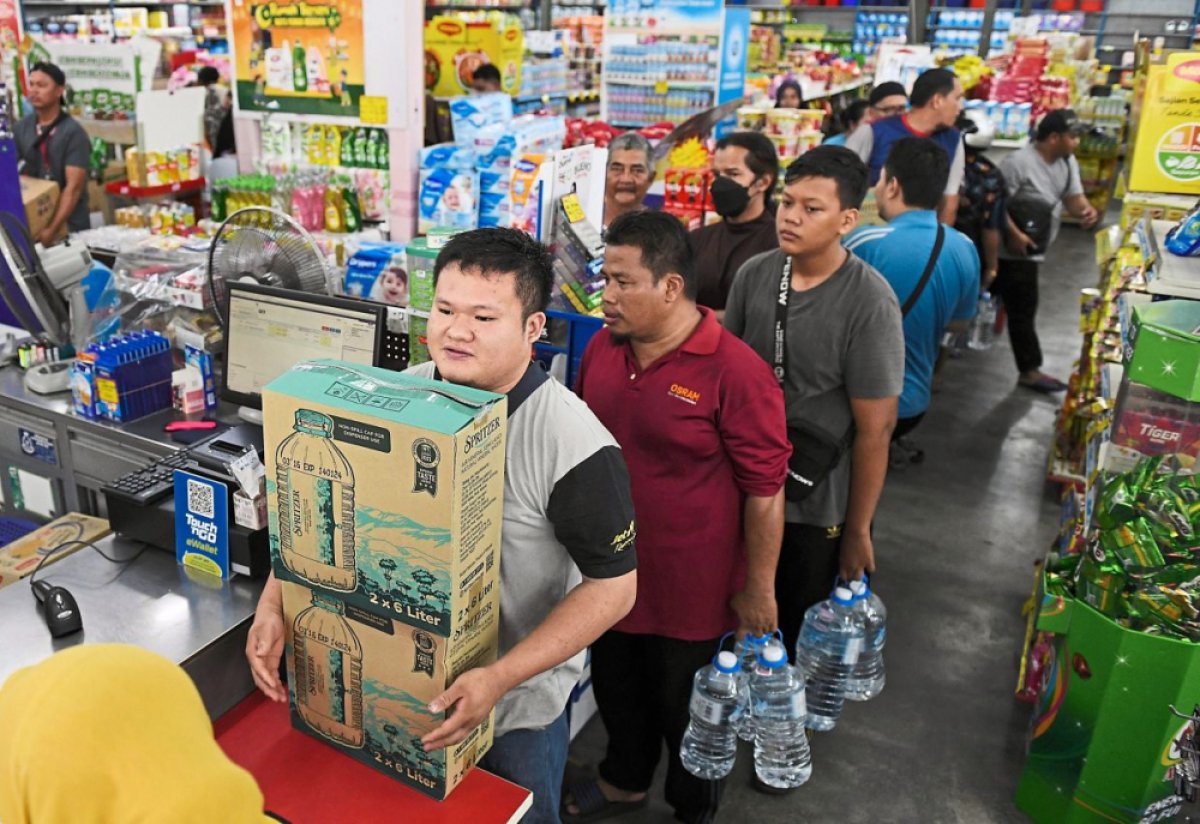 Panic Buying Air Mineral di Malaysia