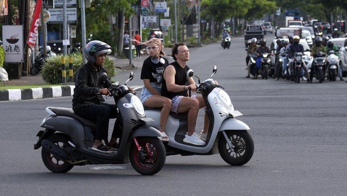Turis Mancanegara di Bali Meresahkan, Polusi Udara Sebabkan Warga Thailand Terkena Penyakit Pernapasan, Kemenperhub Resmi Buka Program Mudik Gratis, Michelle Yeoh Mendapatkan Best Actress Oscar 2023