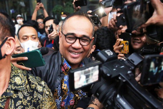 Harta Rafael Alun Trisambodo Masih Diusut KPK, Malaysia Dilanda Banjir, Petisi Turis Untuk Suara Ayam Berkokok, Pemerintah Arab Kenalkan Kelas Yoga di Kampus