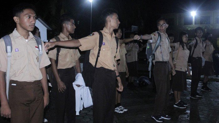 Gubernur NTT Terapkan SMK/Sederajat Masuk Sekolah Jam 5 Pagi, 700 Anak Perempuan Mengalami Keracunan Misterius, Hong Kong Mencabut Aturan Pakai Masker, Fertility Rate Jepang Jauh Dibawah Standar