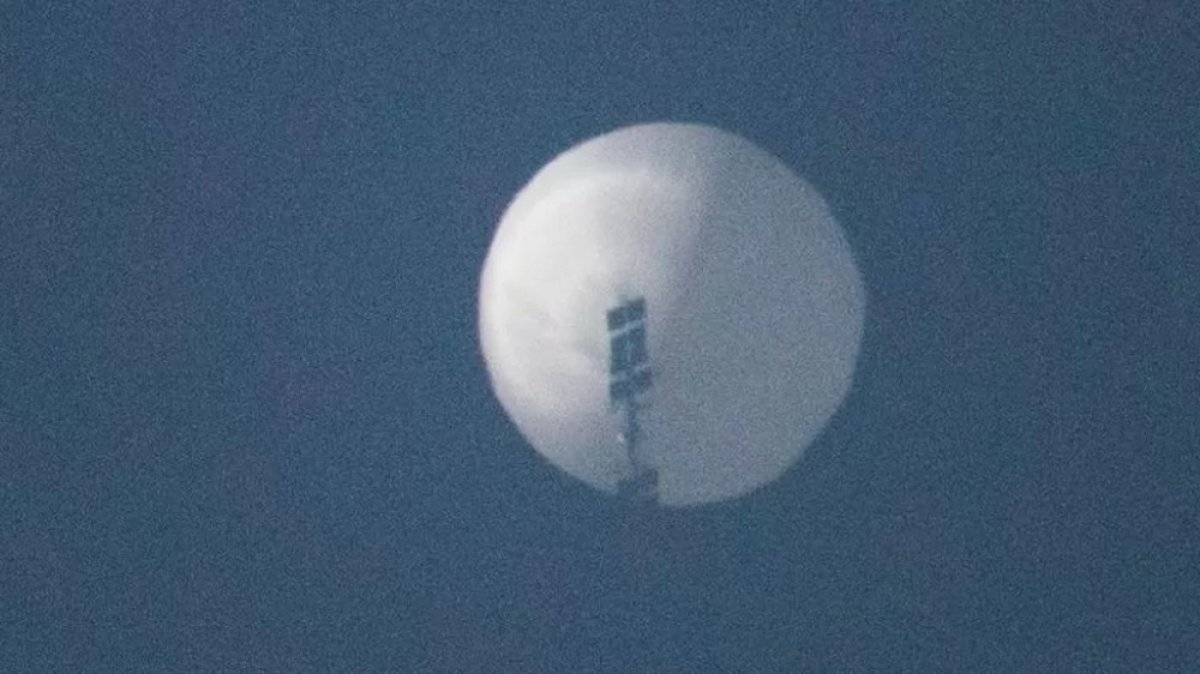 AS Menembak Jatuh Balon Raksasa China