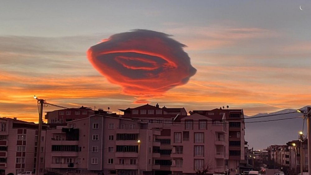 Awan Menyerupai UFO
