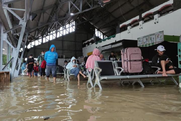 Sejumlah Daerah di Semarang Tergenang Banjir, Ketua MA Meminta Maaf Untuk Anggotanya Yang Korupsi, Kurang Hidrasi Mempengaruhi Kesehatan Fisik, Pemerintah Perancis Resmi Sediakan Kondom Untuk Anak Muda