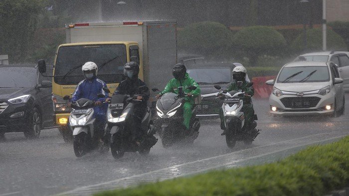 Perkiraan Hujan Ekstrem & Badai di Jabodetabek, Presiden Jokowi Resmi Melarang Penjualan Rokok Ecer, Aksi Penambakan di Paris, Kemungkinan 180 Orang Pengungsi Rohingya Tenggelam