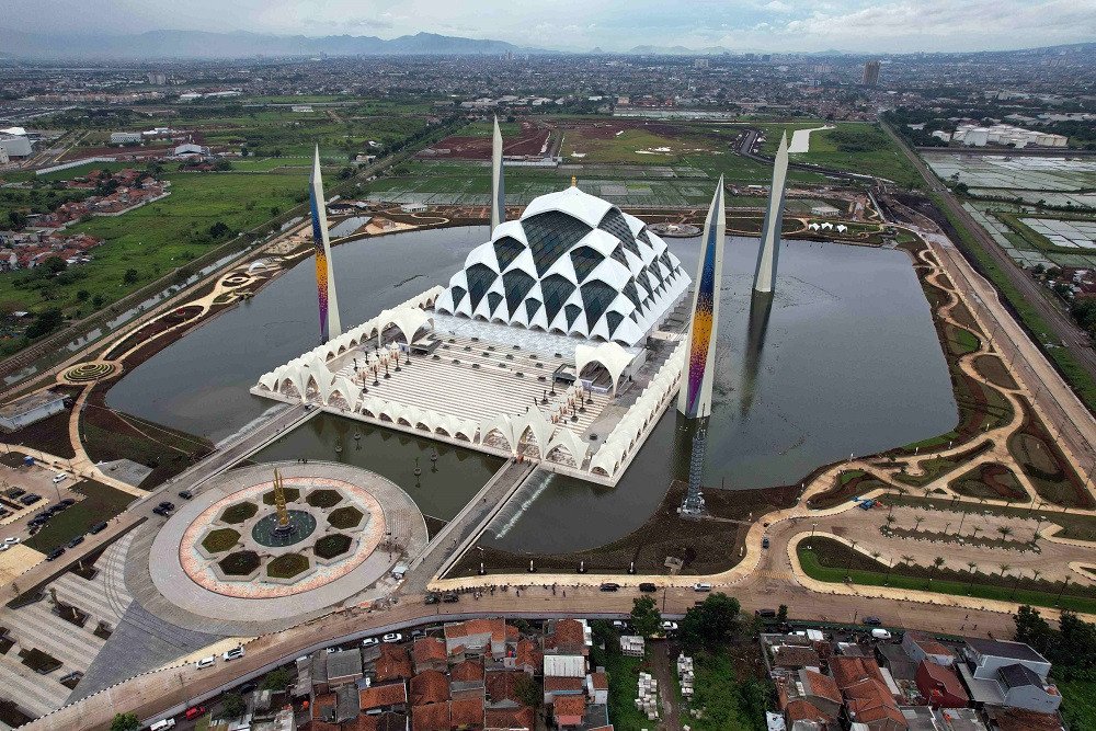 Peresmian Masjid Al Jabbar, Keluarga Tragedi Kanjuruhan Belum Puas Dengan Proses Hukum Yang Berjalan, Glester Dunia Akan Menyusut & Hilang Lebih Cepat, Klaim & Tuduhan Dari Pangeran Harry