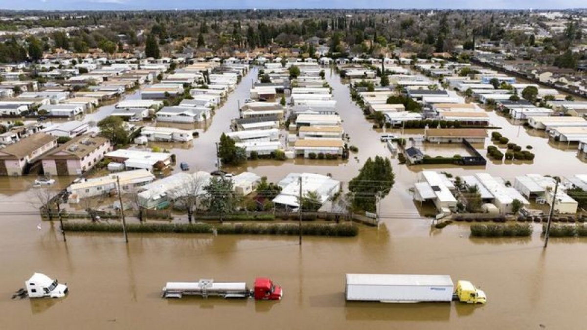 Banjir & Badai Terjang California