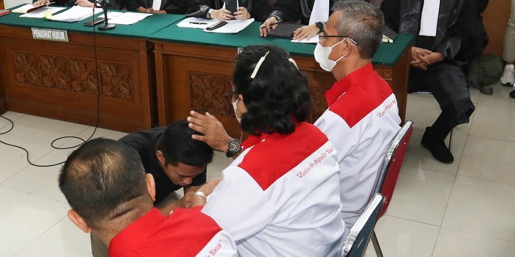 Keluarga Brigadir J Hadir Di Sidang Lanjutan Bharada E, Rishi Sunak Jadi PM Inggris, Semenanjung Korea Memanas, WhatsApp Down Terjadi Secara Global