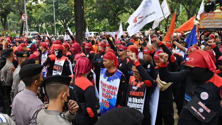 Unjuk Rasa Puluhan Ribu Buruh  Di Depan Istana Negara