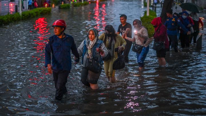 Banjir Ibu Kota Memakan Korban Jiwa, Penembakan Massal Di Tempat Penitipan Anak Thailand, 6 Orang Ditetapkan Tersangka Tragedi Kanjuruhan, Mengelus Hewan Peliharaan Merangsang Rasa Bahagia