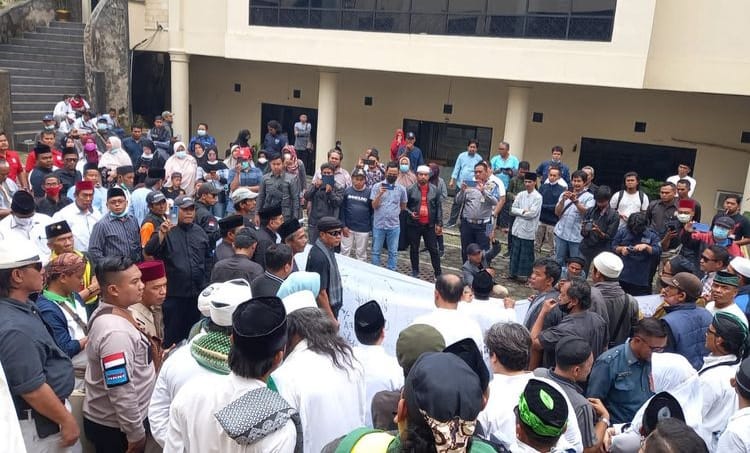 Penolakan Pembangunan Gereja di Cilegon, Presiden Putin Diminta Mundur Dari Jabatannya, Dampak Krisis Iklim Susah Dimitigasi Karena Semakin Parah, 10 Ribu Langkah Perhari Kurangi Resiko Berbagai Penyakit