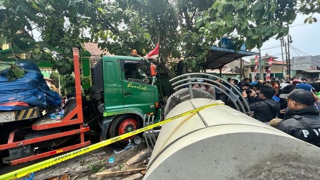 10 Orang Meninggal Dunia Akibat Kecelakaan Truk Trailer di Bekasi, China Masih Siaga Dari Covid-19, Kenaikan Harga BBM, Gorbachev Mantan Presiden Uni Soviet Meninggal Dunia