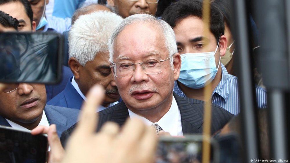 Mantan PM Malaysia Jalani Hukuman 12 Tahun Penjara
