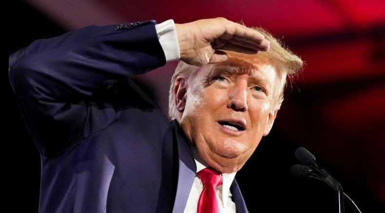 FBI Geledah Resort Donald Trump