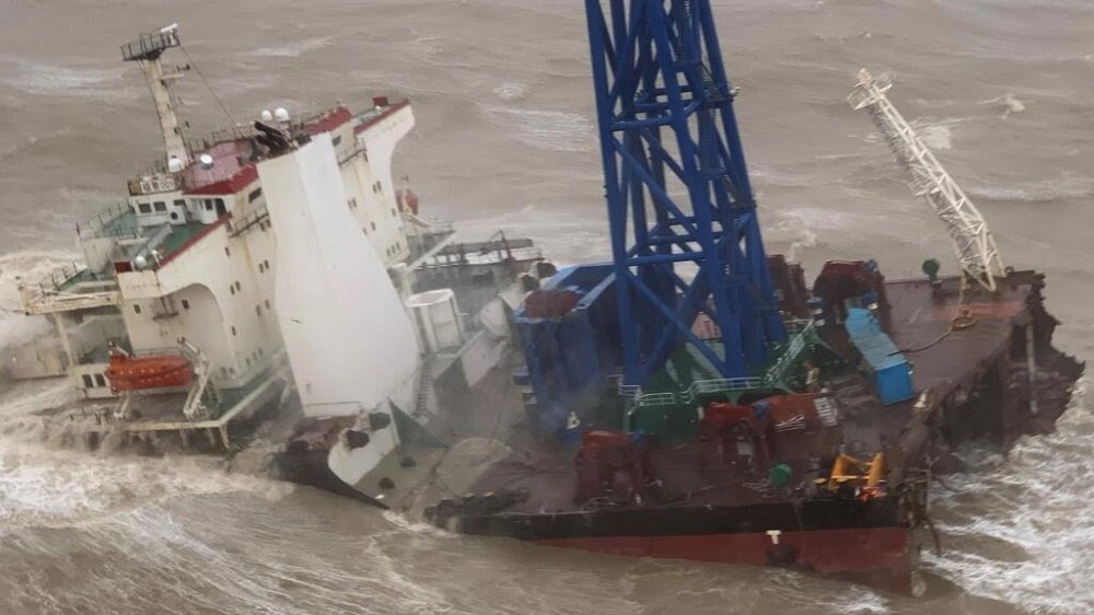 Cuaca Buruk Kapal di Laut China Selatan Terbelah & Karam