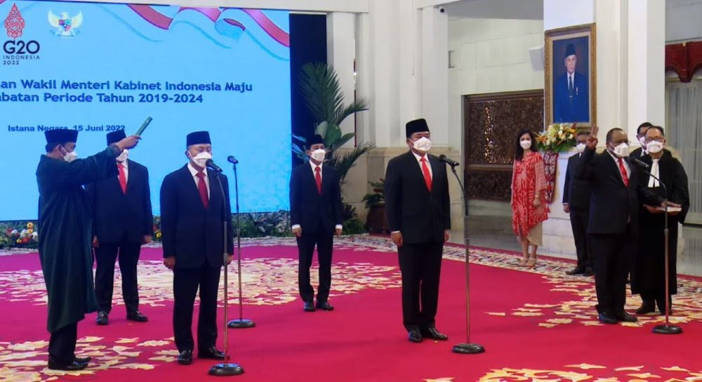 Presiden Joko Widodo Melantik Menteri-menteri Baru, Imigran Ilegal Inggris Akan Diterbangkan ke Rwanda, Afrika, Kualitas Udara Jakarta Terburuk di Dunia, Senin – Kamis Jadi Hari Kerja di Beberapa Negara