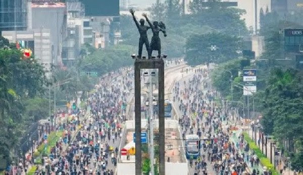 Pemerintah Memperpanjang PPKM Jabodetabek Level 1, Aksi Protes Nasional Anti Pemerintah Iran, Pelantikan Kapolsek, 8 Diantaranya Merupakan Wanita, Aturan Baru Pencatatan Nama Identitas di KK Hingga KTP