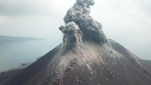 Erupsi Gunung Anak Krakatau Berstatus Level 3 & Berpotensi Tsunami