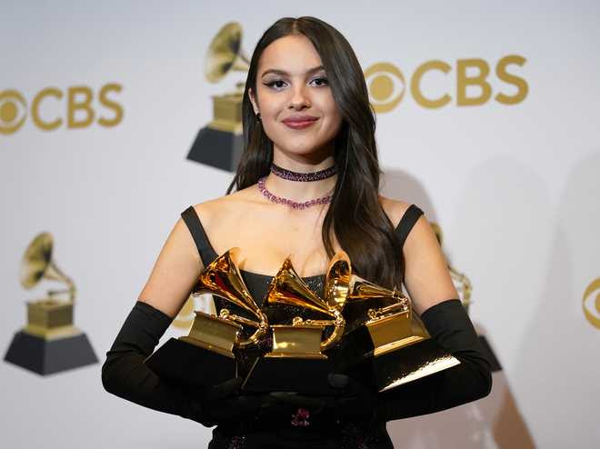 Piala Grammy Olivia Rodrigo Jatuh & Patah Jadi Dua