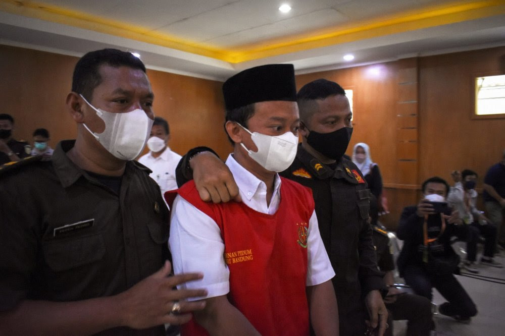 Hakim Pengadilan Tinggi Bandung Putuskan Hukuman Mati Herry Wirawan, Invasi Rusia Membuat Kuburan Massal di Ukraina, Varian Baru Covid-19 Bernama XE, Korlantas Polri Pasang Kamera Pantau Pelanggaran Lalu Lintas di Jalan Tol