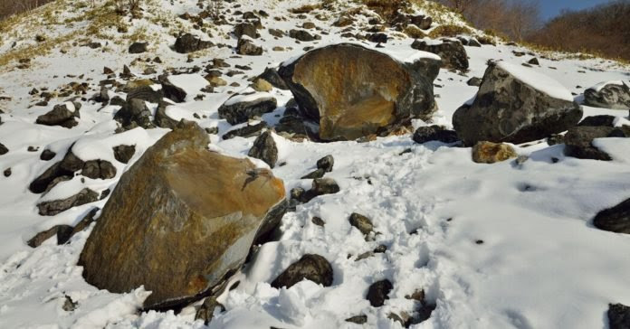 Batu Serigala Ekor Sembilan di Jepang Terbelah Dua