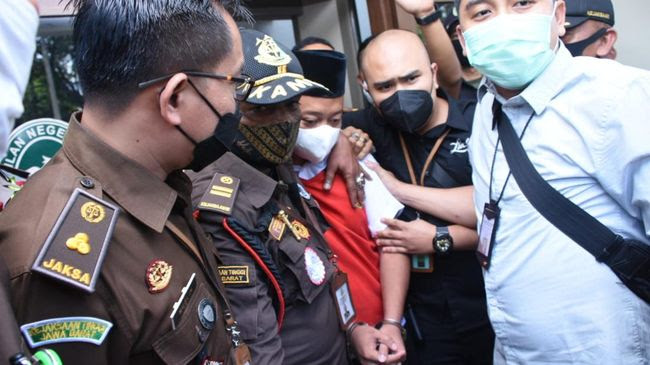 Herry Wirawan Pemerkosaan 21 Santriwati Dituntut Hukuman Mati, Presiden RI Mengumumkan Booster Vaksin Covid-19 Gratis, Rekor 7 Tahun Terpanas di Bumi, Aktor Korea Selatan Pertama Raih Penghargaan Golden Globe