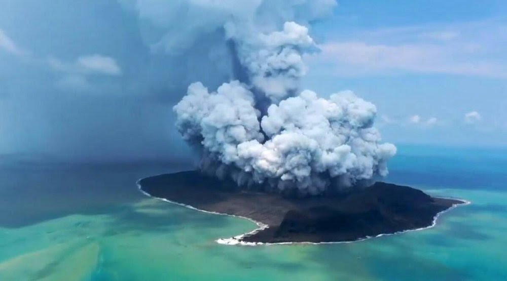 Letusan Gunung Bawah Laut di Tonga