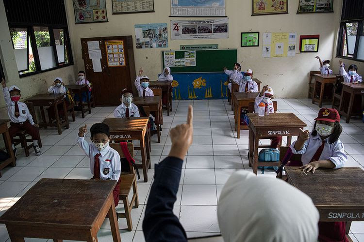 PPKM Level 2 Jawa-Bali, Elizabeth Holmes Dijatuhkan Dakwaan Hukuman 20 Tahun Penjara, Jokowi Instruksikan Agar RUU TPKS Segera Disahkan, Adegan di Emily in Paris S.2 Diprotes Pemerintah Ukraina