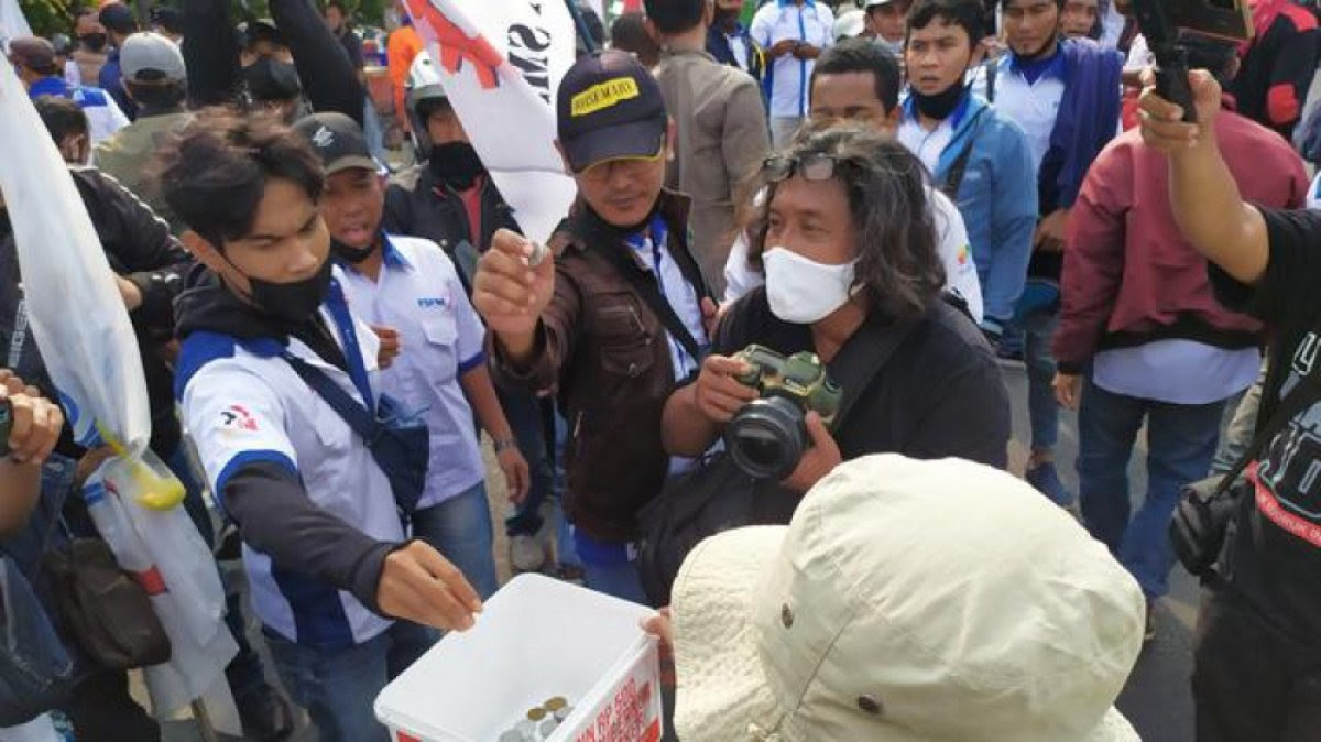 Buruh Indonesia Dengan Kenaikan UMP 2022