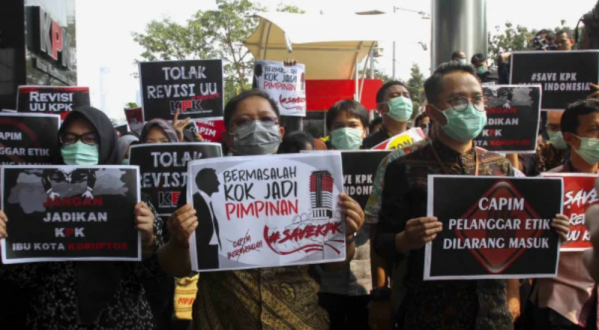 Eks Pegawai KPK Membuat Partai Politik, Petugas Lakukan Kekerasan Terhadap Aksi Mahasiswa di Depan Kantor Bupati Tangerang, Pertumbuhan Perkonomian Dunia Tidak Setinggi Prediksi, Fenomena Squid Game