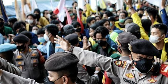BEM Seluruh Indonesia Melakukan Aksi di KPK, Pemilu Jerman Kanselir Baru Gantikan Angela Markel, 2 Juta Pekerja Pariwisata RI Terancam Kehilangan Pekerjaan, Rumah Inspirasi Film The Conjuring Dijual
