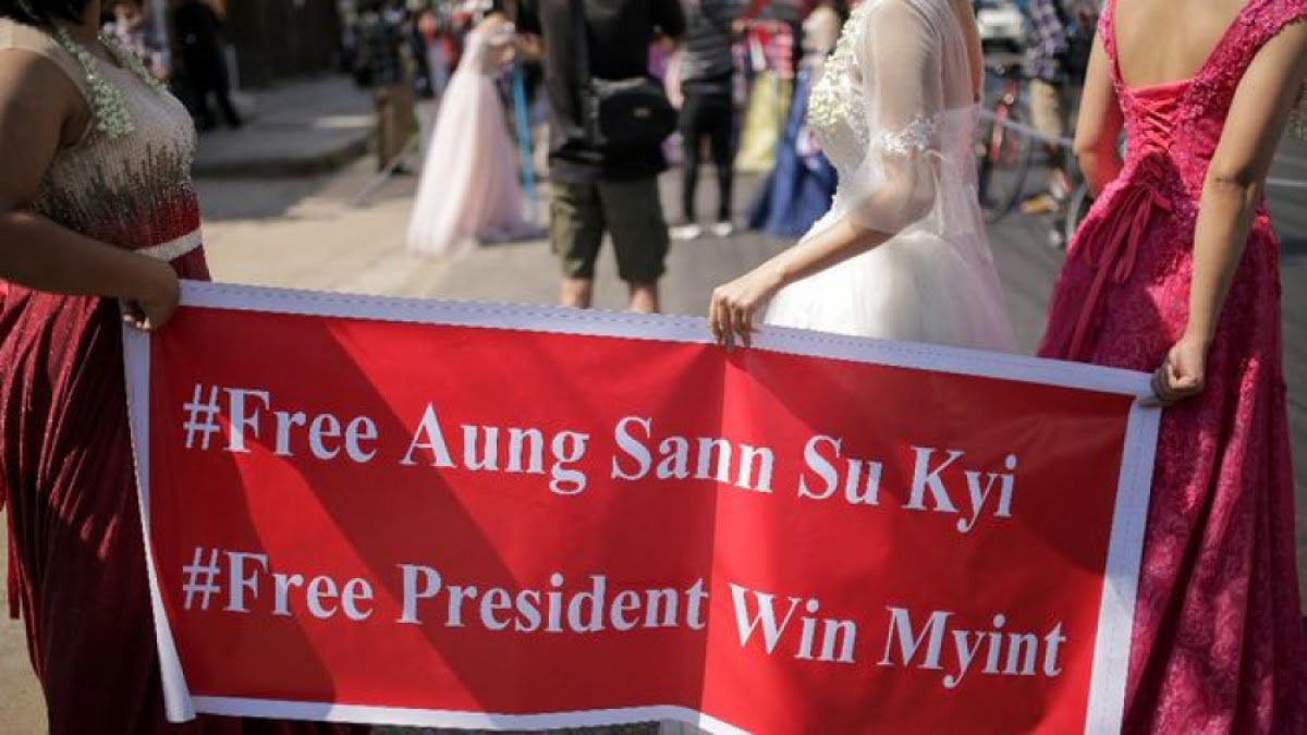 Senin Kemarin Pemimpin demokrasi Myanmar, Aung San Suu Kyi Menghadiri Sidang Pertamanya